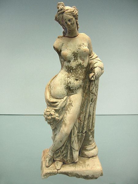 450px-Crotone Museo Archeologico Statuina Femminile